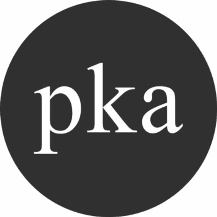 Logo pka : disque plein portant le nom en minuscules à empattements